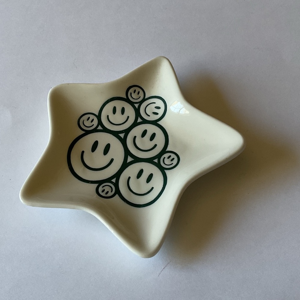 SMILEY BIG SMILES TRINKET DISH STAR SHAPE WHITE WITH GREEN NWOT
